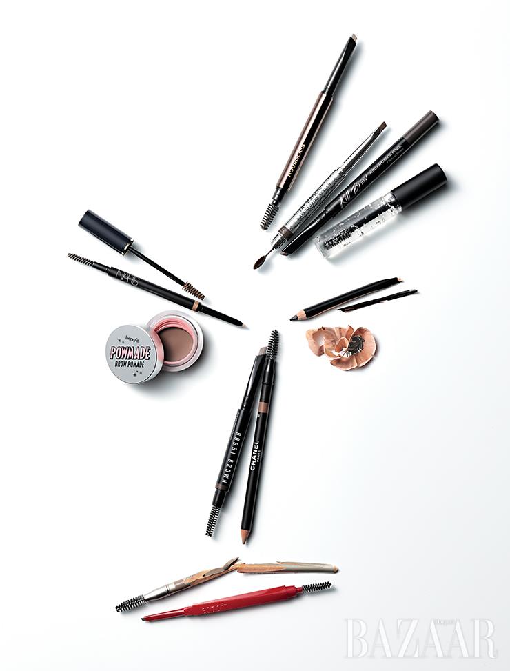 (위부터 시계 방향) Hourglass 아치 브로우 펜슬 5만2천원. Dior 디올쇼 카부키 브로우 스타일러 4만3천원대. Clio 킬 브로우 오토 하드 브로우 펜슬 2만원. Mac 브로우 세트 3만원대. Wakemake 아티스트 하드 펜슬 1만2천원. Chanel 크레용 쑤르씰 3만7천원. Bobbi Brown 퍼펙틀리 디파인드 롱웨어 브라우 펜슬 4만8천원대. Laura Mercier 브로우 펜슬 3만8천원대. Espoir 더브로우 밸런스 펜슬 1만6천원. Benefit 포우마드 브로우 포마드 3만1천원. Nars 브로우 퍼펙터 캘리머나 3만2천원. Cléde Peau Beauté 아이브로우 젤 4만3천원대.