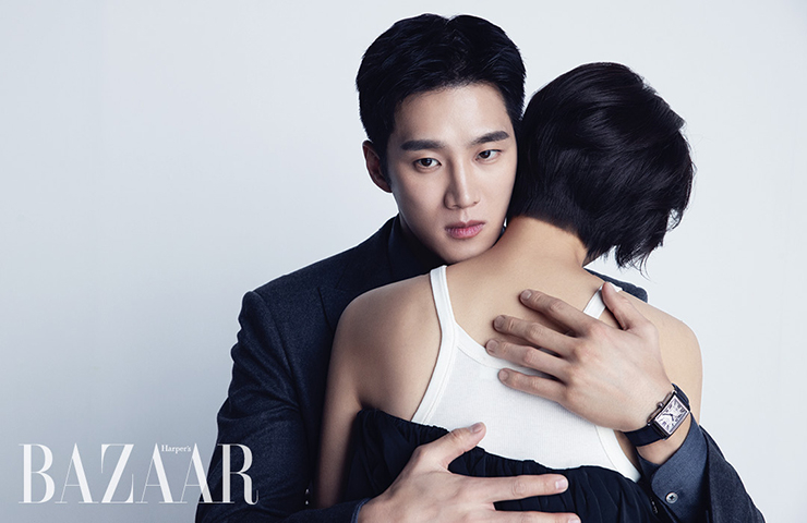 안보현이 착용한 블랙 레더 스트랩의 ‘돌체 비타’ 워치는 2백40만원 Longines. 셔츠, 재킷은 Node.be made.