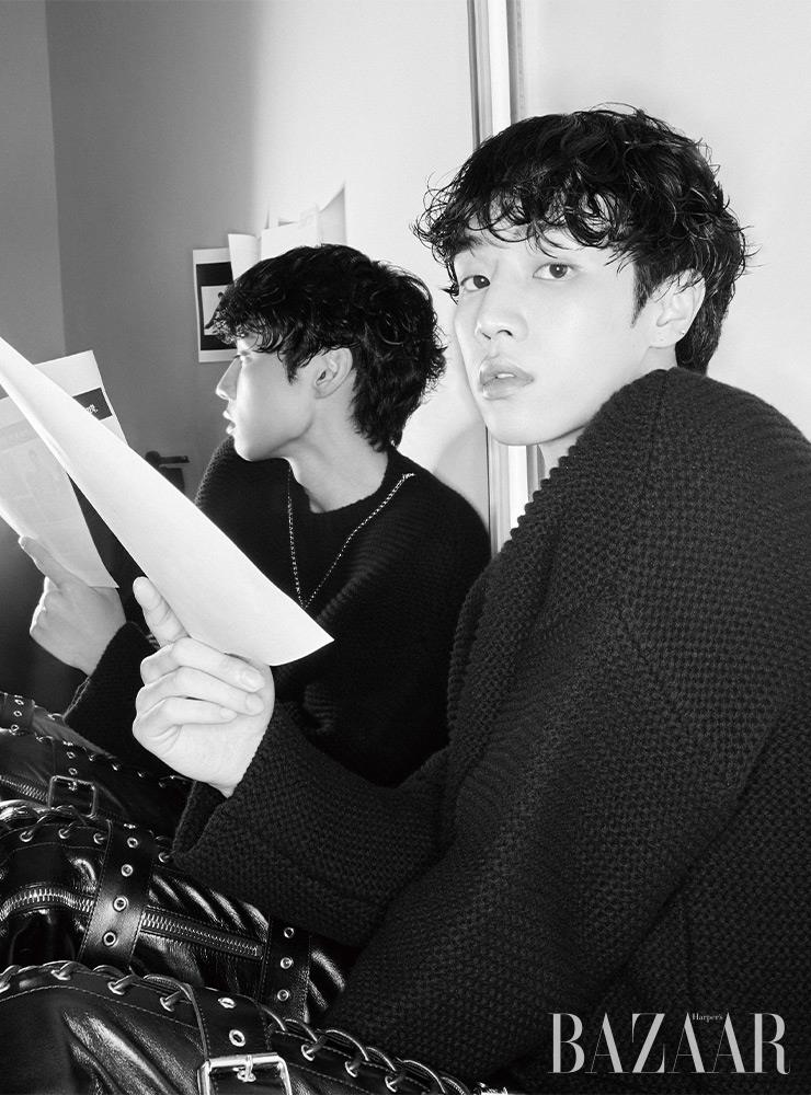 네크리스 장식 니트 톱, 펀칭 디테일 레더 팬츠는 Loewe.