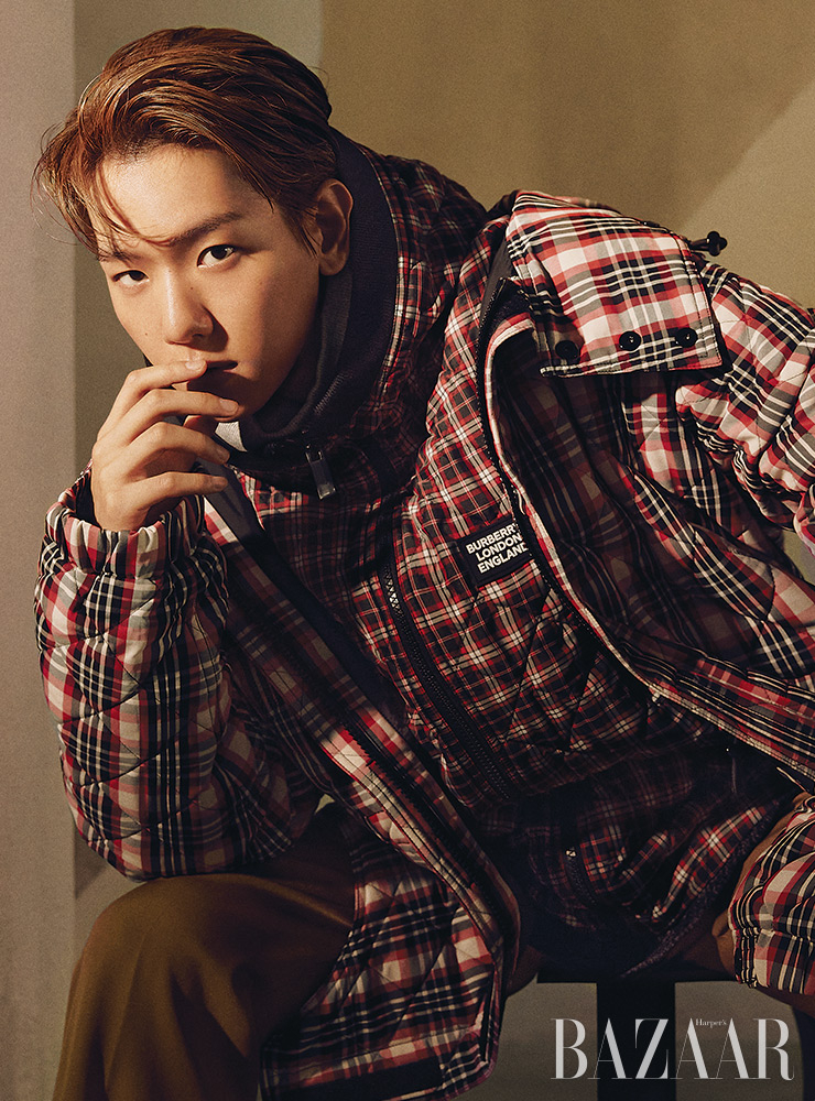 체크 패턴 퀼팅 재킷, 후드 집업, 스누드, 트라우저는 모두 Burberry.