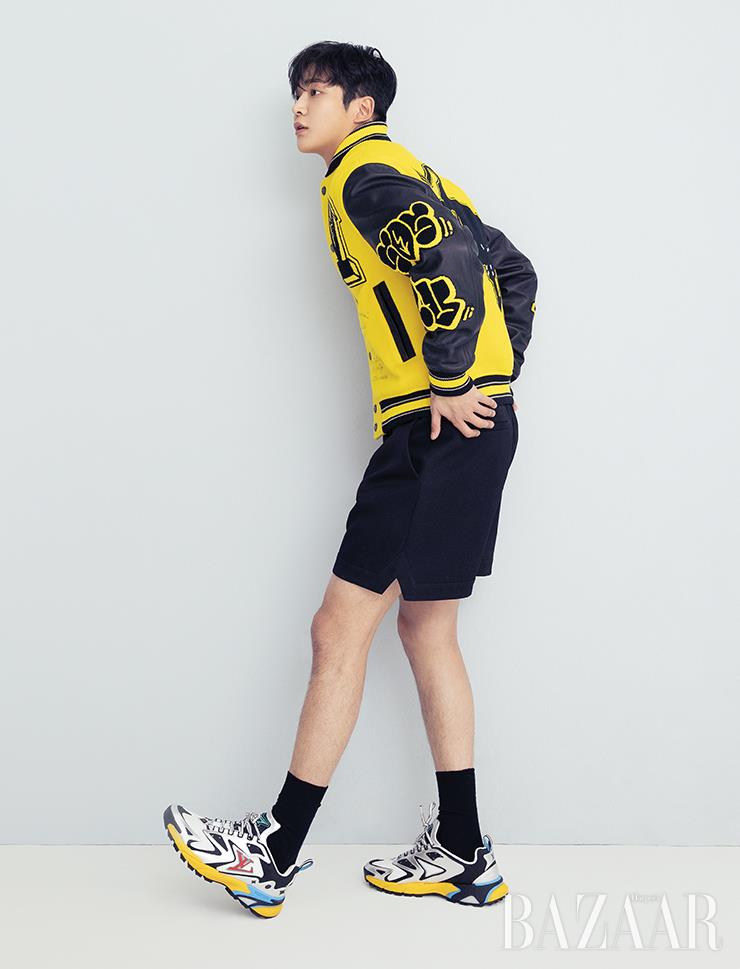 블루종, 쇼츠, 스니커즈는 모두 Louis Vuitton. 양말은 스타일리스트 소장품.