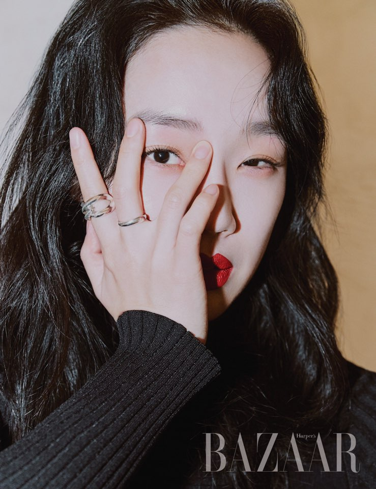 니트 드레스는 Off-White. 트위스트 반지는 John-Hardy. 심플한 실버 반지는 Monica Vinader.