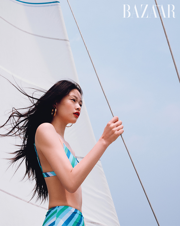 스트라이프 비키니 톱과 브리프는 각각 8만9천원 Daze Dayz. 후프 귀고리는 Louis Vuitton.