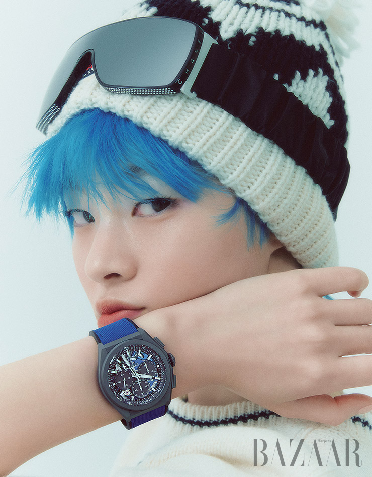 마이크로 블라스트 티타늄 케이스의 ‘데피 21 울트라 블루’ 워치는 1천8백57만원 Zenith. 비니는 40만원 Monclear Collection. 큐빅 장식의 아세테이트 선글라스는 Chanel. 스웨터는 Dior. ㅋ