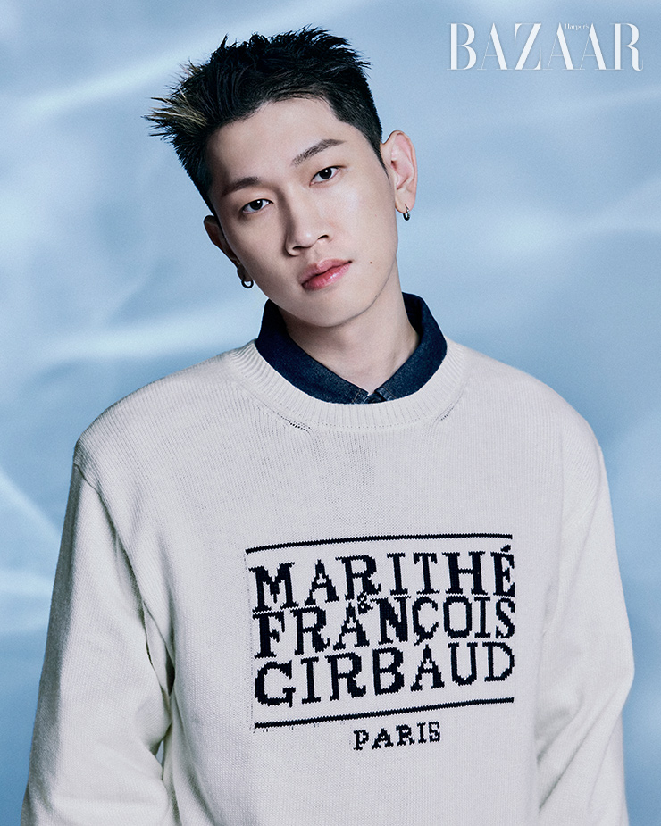 스웨터는 14만9천원, 데님 셔츠는 13만9천원 모두 Marithé Franҫois Girbaud.