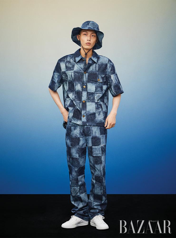 데님 셔츠, 팬츠, 버킷 햇, ‘룩셈부르크’ 스니커즈는 모두 Louis Vuitton.