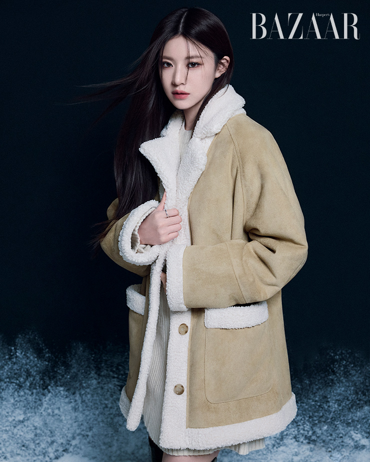무톤 재킷은 35만9천원 Marithé Franҫois Girbaud. 니트 드레스는 스타일리스트 소장품.