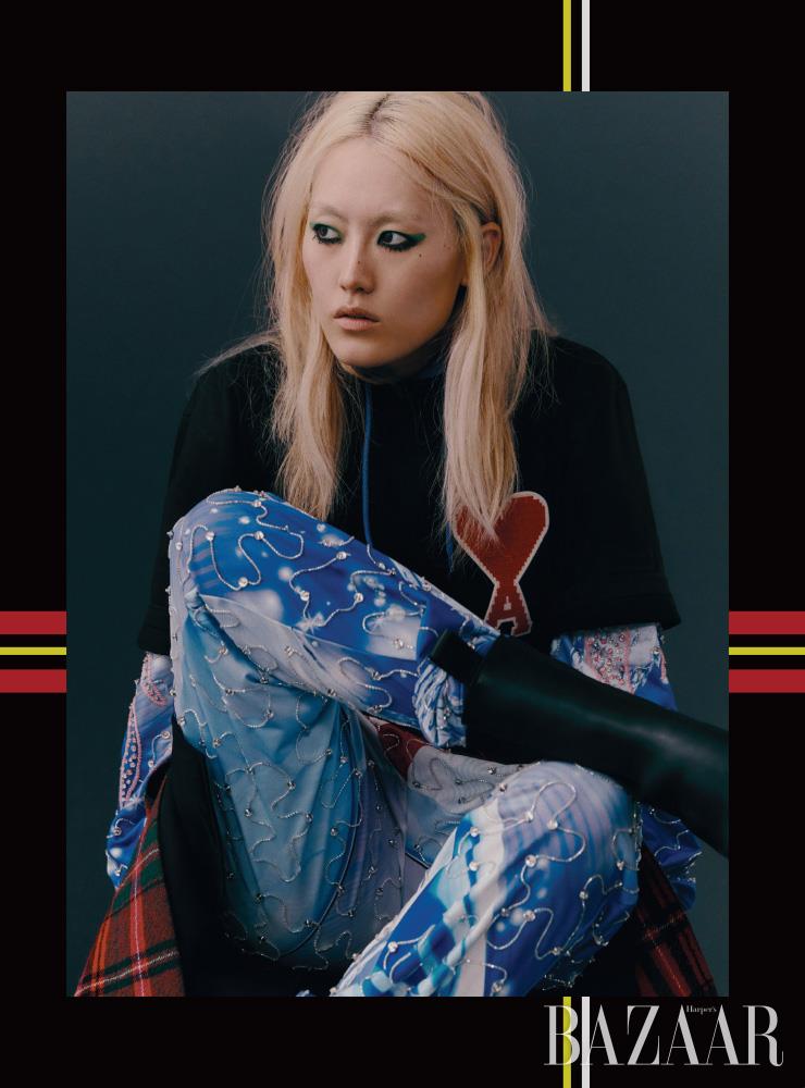  티셔츠는 Ami. 이너로 입은 후디는 2백24만원, 팬츠는 1백55만원 모두 Moschino. 체크 랩 스커트는 1백51만원 2 Moncler 1952. 양손에 착용한 반지들은 모두 Louis Vuitton. 부츠는 Bottega Veneta.