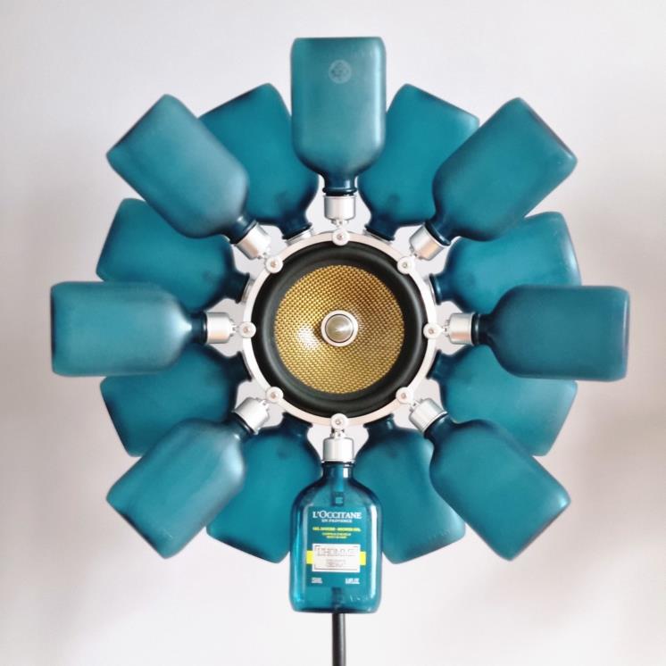 완성된 업사이클링 스피커. 꽃 모양이 연상된다.