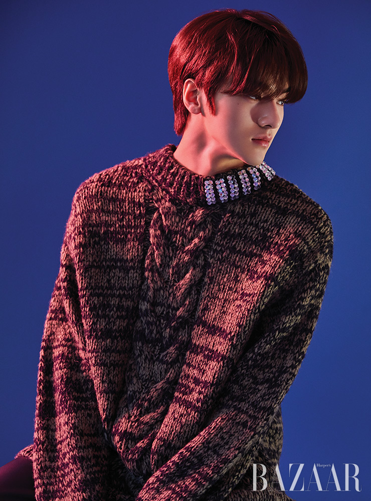 준호가 입은 니트는 Dries Van Noten by BOONTHESHOP. 서스펜더 팬츠는 System Homme.