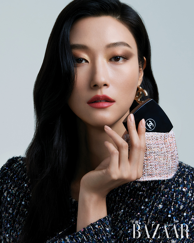 트위드 보디수트, 재킷, 귀고리는 모두 Chanel.