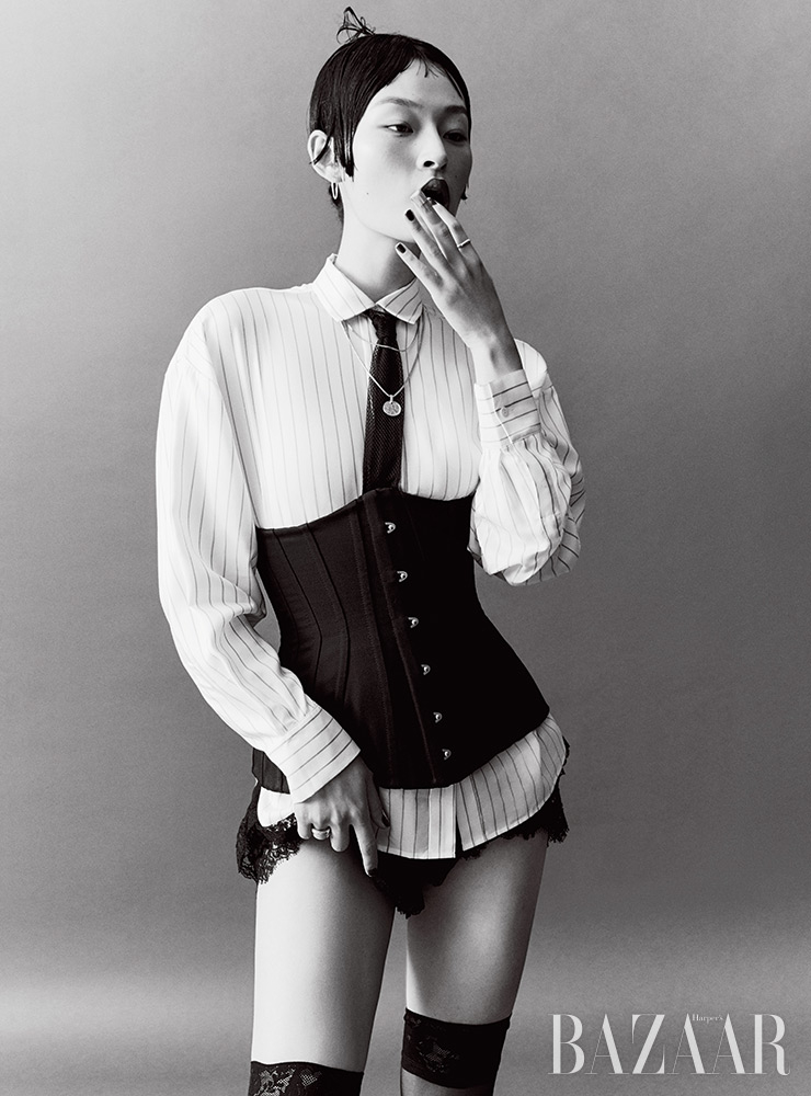 스트라이프 셔츠, 넥타이는 Dior. 코르셋, 레이스 쇼츠는 Dolce & Gabbana. 귀고리는 1만9천원 & Other Stories. 왼손 검지의 반지는 10만8천원 Monica Vinader. 목걸이는 19만9천원, 오른손 약지의 반지는 34만9천원 Portrait Report. 레이스 타이츠는 에디터 소장품.