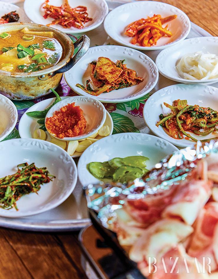 단 9천원에 삼겹살 9첩 반상이 차려지는 동방기사식당에선 남도의 인심을 만끽할 수 있다.