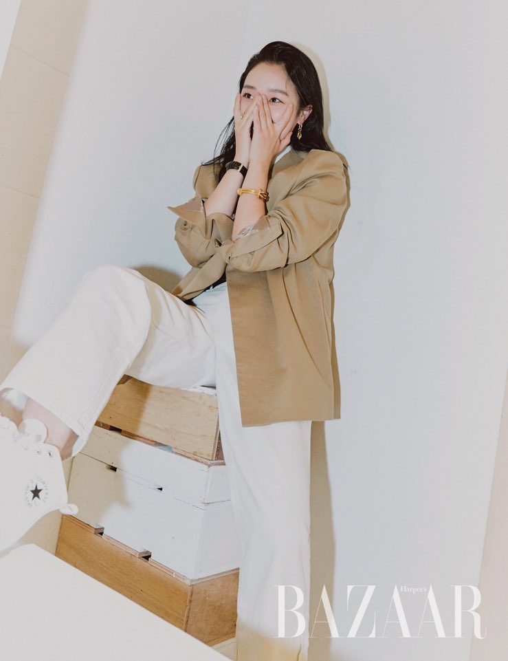 재킷은 Leha.보이프렌드 진은 Beaker for Rag & Bone. 귀고리는 Engbrox. 가죽 스트랩 시계는 Nordgreen for Hago. 골드 뱅글은 Mulberry. 하이톱 스니커즈는 Converse.