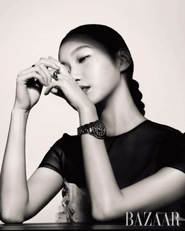 퀼팅 디테일의 ‘코코 크러쉬’ 이어커프, 왼손 약지 위에 낀 화이트 골드 ‘코코 크러쉬’ 스몰 링, 아래에 낀 베이지 골드 ‘코코 크러쉬’ 스몰 링, 오른손 중지에 낀 옐로 골드 ‘코코 크러쉬’ 스몰 링, 블랙 세라믹의 스틸 케이스 ‘J12 블랙’ 워치는 모두 Chanel Watch & Fine Jewelry.