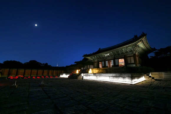 창경궁 대온실 코로나 19로 인해 한시적으로 중단됐던 창경궁 대온실 야간 관람이 지난 3월 1일 재개됐다. 창경궁은 경복궁과 창덕궁에 이어 세 번째로 들어선 조선 시대의 궁궐이다. 어둠이 내린 궁궐 안에서 등대처럼 홀로 빛나는 대온실은 창경궁의 연못인 춘당지 뒤편에 자리한다. 대온실은 1909년에 조성된 국내 최초의 서양식 온실이다. 커다란 유리 온실이 한국 전통 건축물과 대비되어 색다른 풍경을 만든다. 대온실에서는 창덕궁 향나무, 통영 비진도의 팔손이나무 등 70여 종의 식물을 볼 수 있다. 분재에 관심 있다면 더욱더 흥미로운 봄밤 온실 나들이가 될 것이다. 창경궁은 2019년부터 봄가을에만 운영하던 야간 궁궐 탐방을 저녁 9시까지 상시 개방으로 바꿔 운영하고 있다. 봄꽃이 지기 전, 봄밤이 가기 전, 창경궁 대온실에 가자. 홈페이지 cgg.cha.go.kr