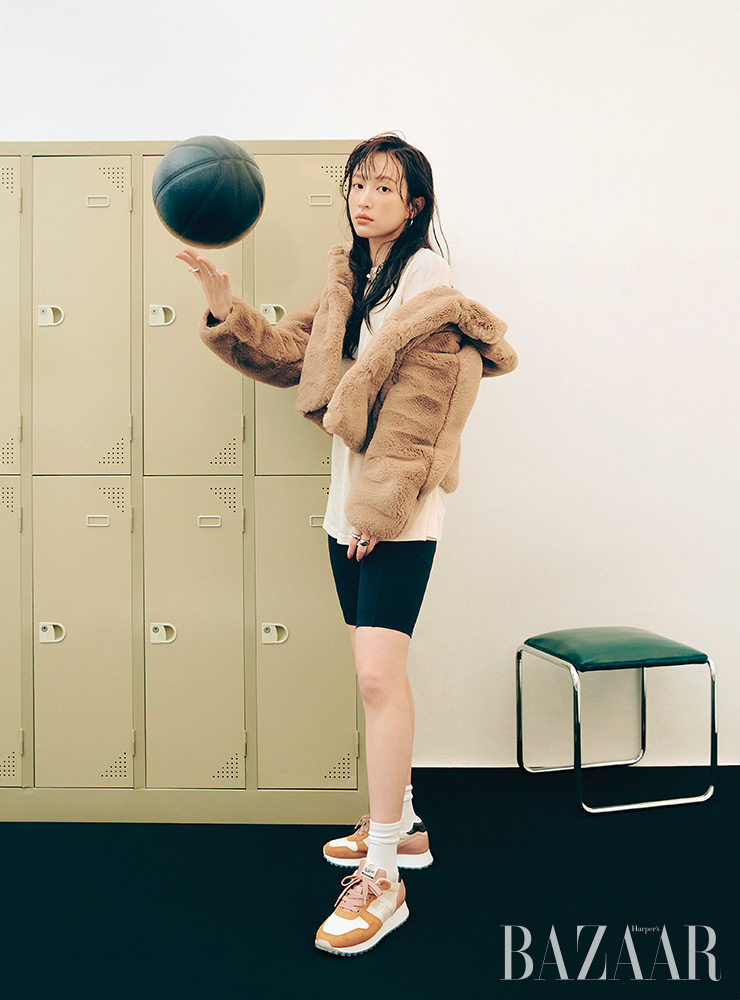 에코 퍼 재킷, ‘H429’ 스니커즈는 Hogan. 티셔츠, 사이클링 쇼츠, 귀고리, 목걸이, 반지, 양말은 모두 에디터 소장품.