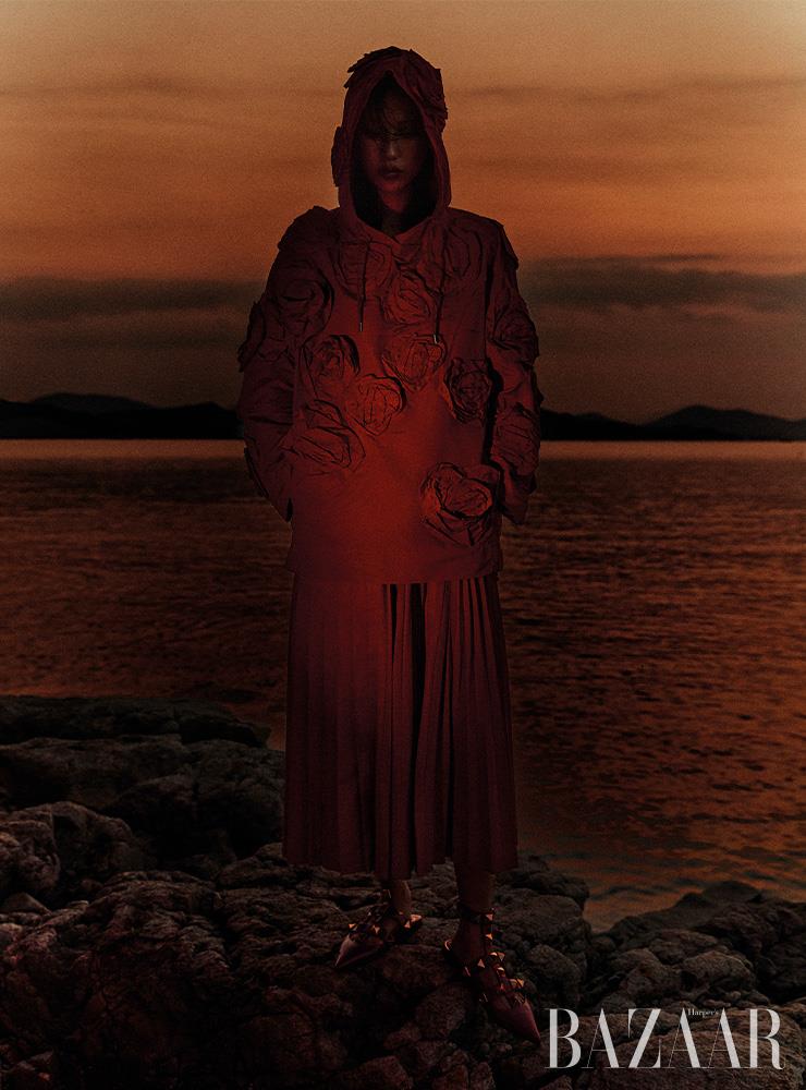 후디드 재킷은 8백50만원, 스커트는 2백98만원 Valentino. 슈즈는 1백35만원 Valentino Garavani.