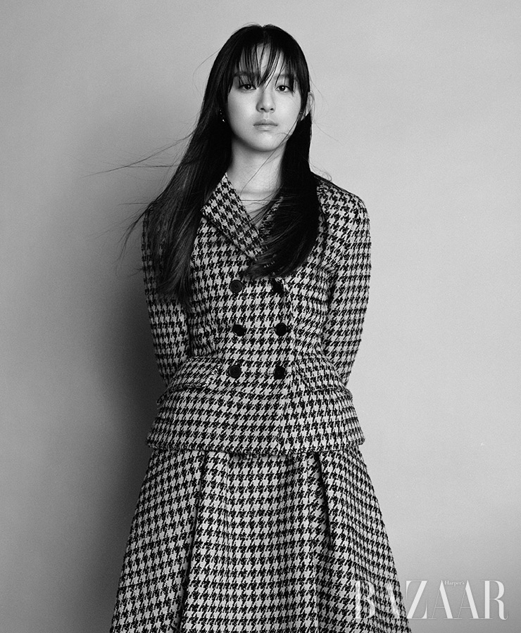 재킷, 스커트는 모두 Dior. 이어커프는 Leyie. 