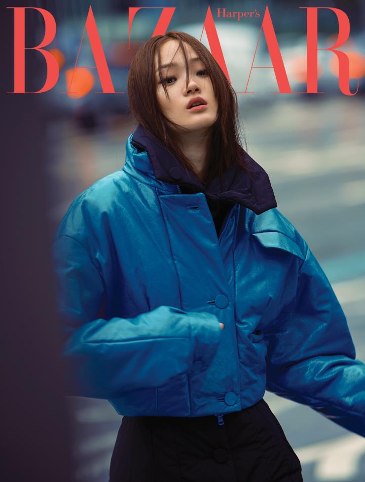 바자 8월호 커버