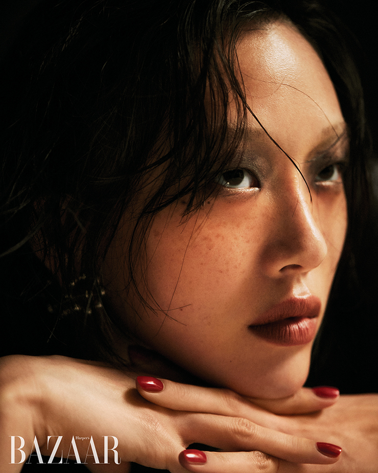 귀고리는 Bottega Veneta.