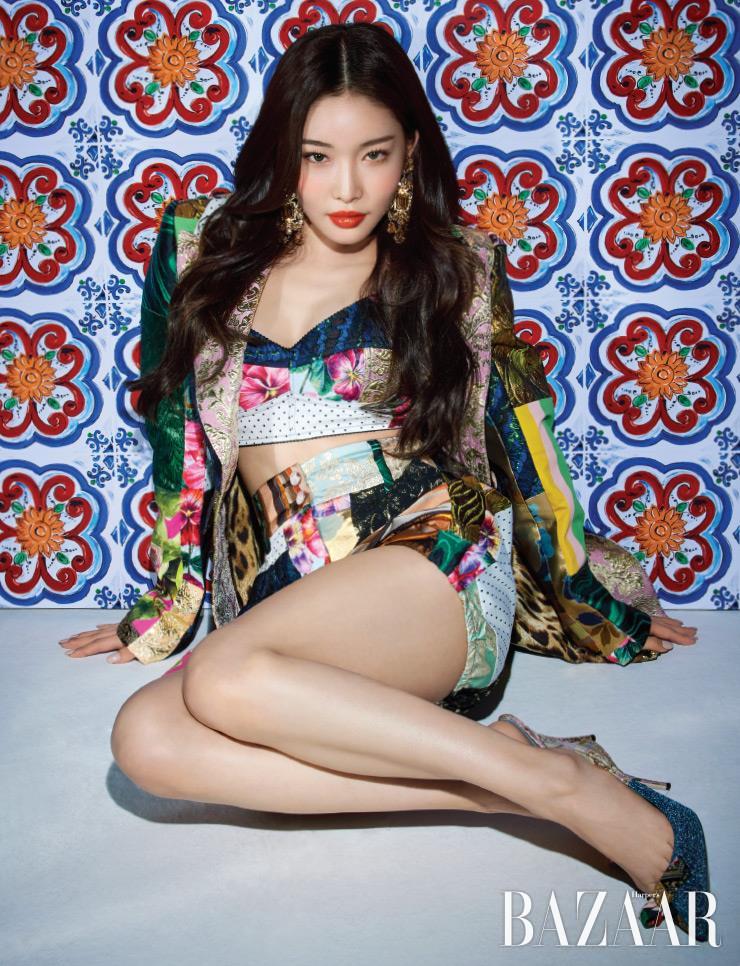 재킷, 톱, 팬츠, 귀고리, 슈즈는 모두 Dolce&Gabbana.