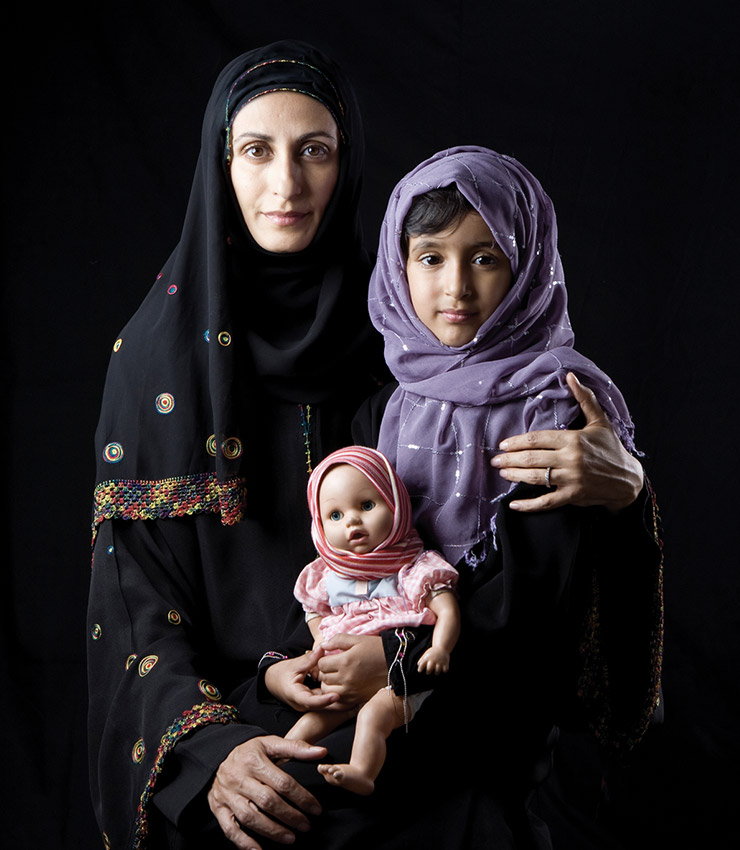 Boushra Almutawakel, <Mother, Daughter, Doll>, 2010.