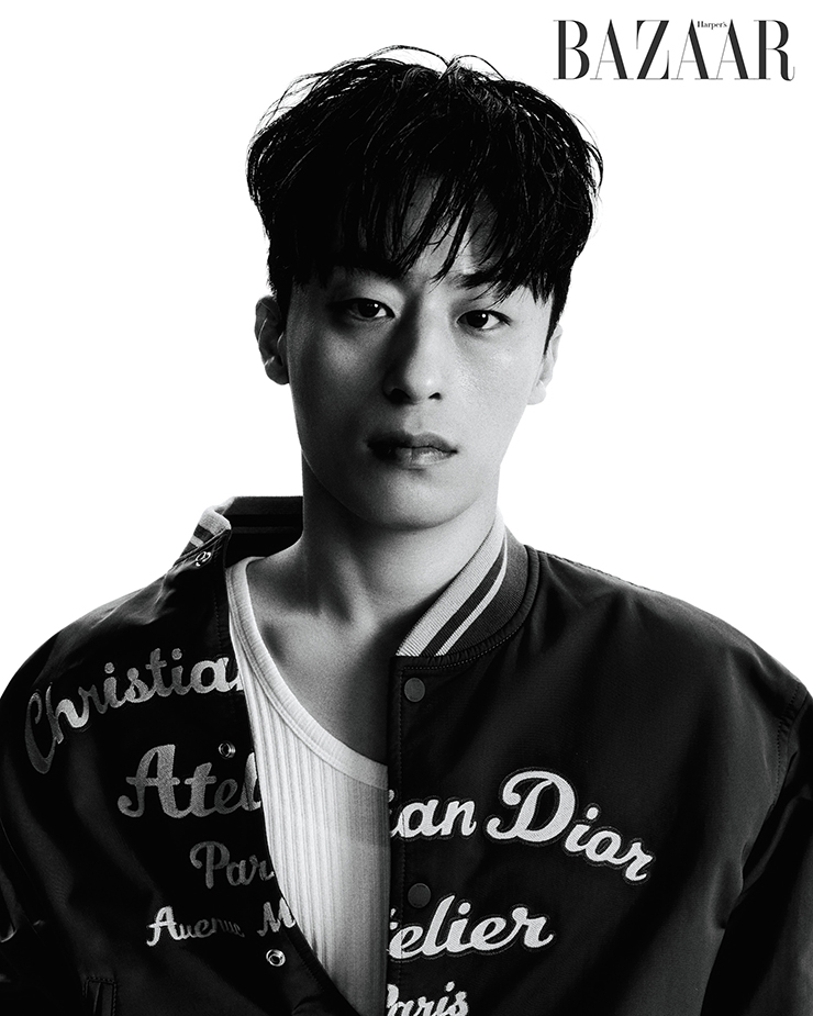 재킷은 Dior Men. 슬리브리스 톱은 Recto.