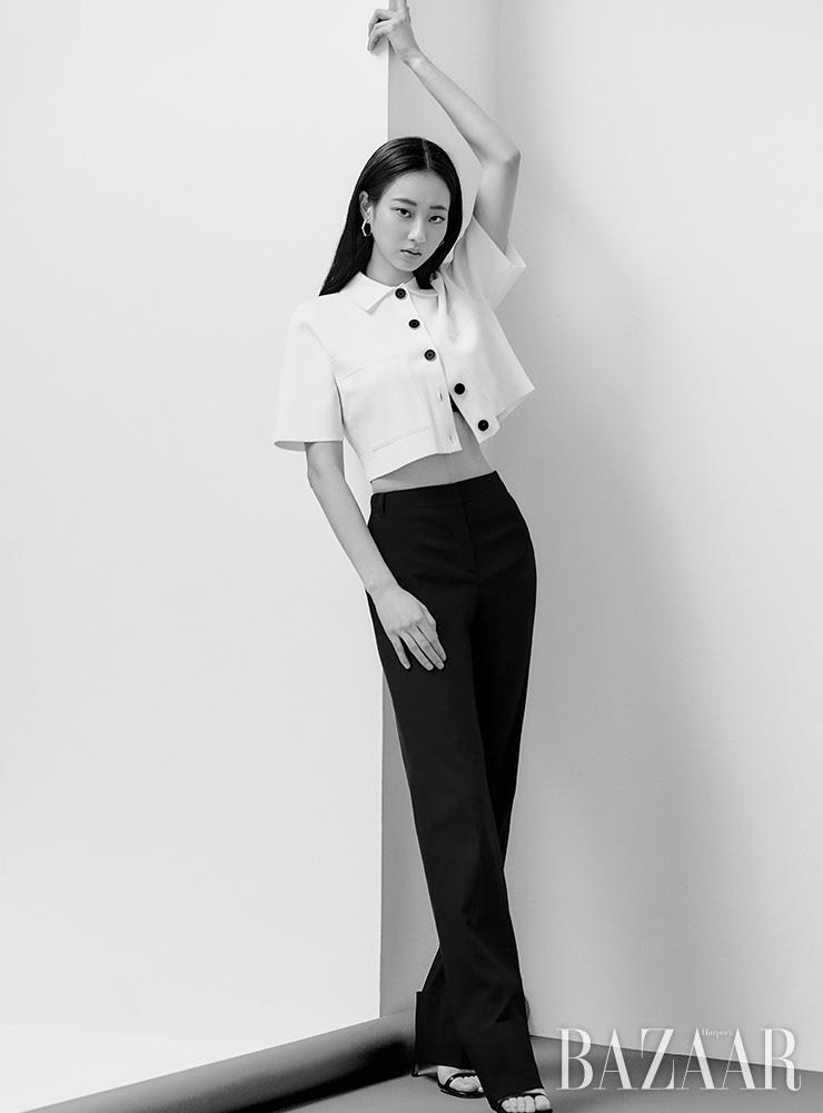 톱은 Sandro. 팬츠는 Eenk. 귀고리는 All Saints. 스트랩 샌들은 Stuart Weitzman.