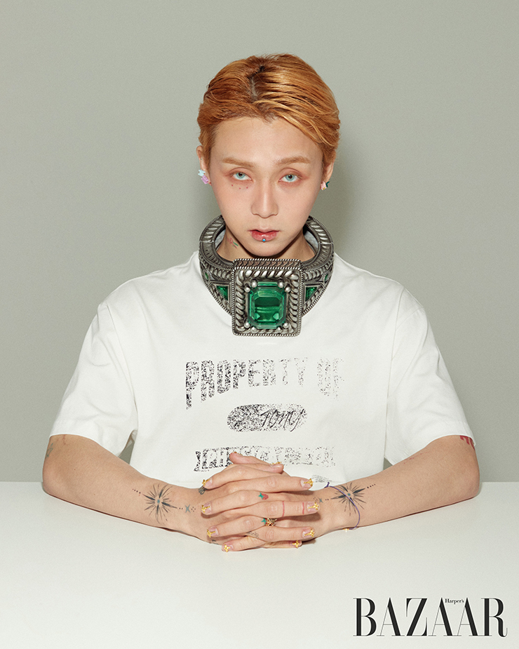 티셔츠는 Tonywack. 목걸이는 Motoguo.