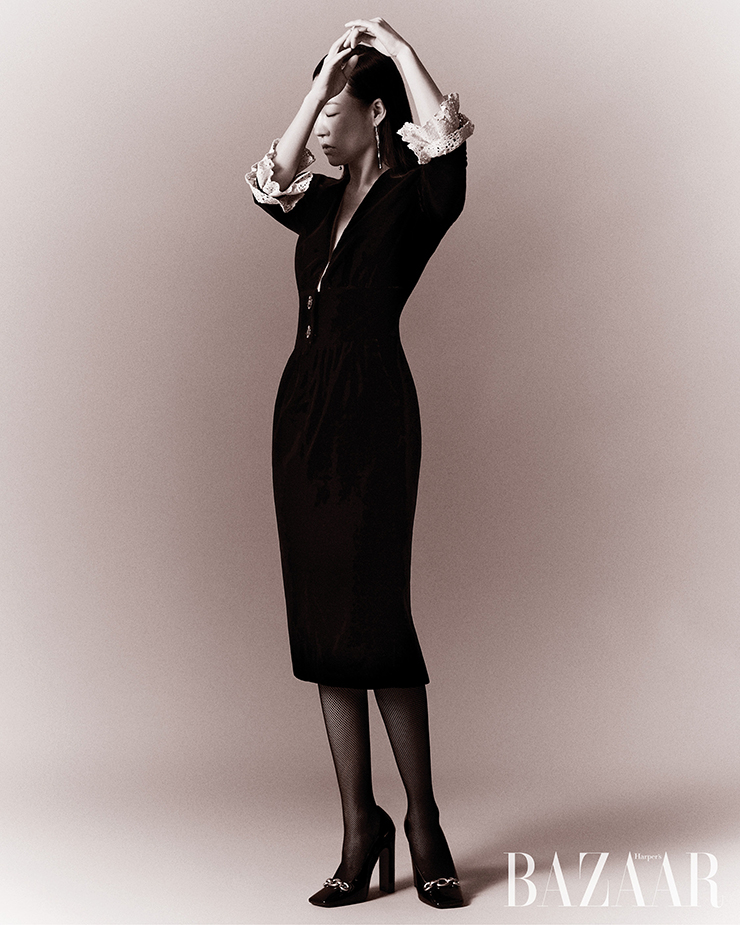 드레스, 슈즈는 Saint Laurent by Anthony Vaccarello. 귀고리는 Goyu.