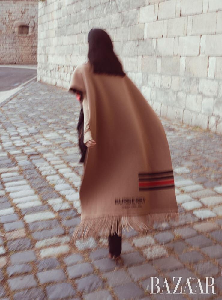 울 캐시미어 소재의 케이프는 Burberry.