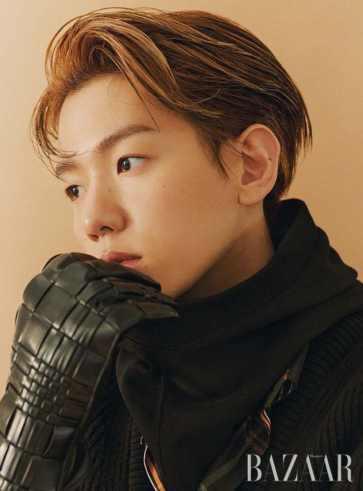 베스트 디테일 아우터, 체크 패턴 셔츠, 스누드, 가죽 장갑은 모두 Burberry.