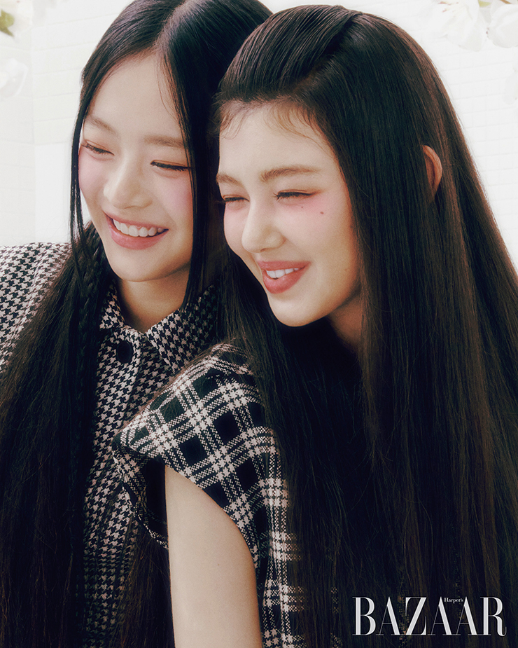 의상은 모두 Dior.