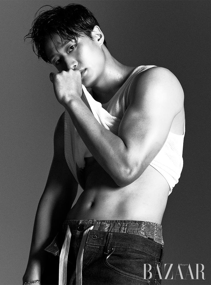 톱은 Boss Men. 데님 팬츠는 Levi’s. 레이어드해 연출한 쇼츠는 JW Anderson by Hanstyle. 팔찌는 Verutum.