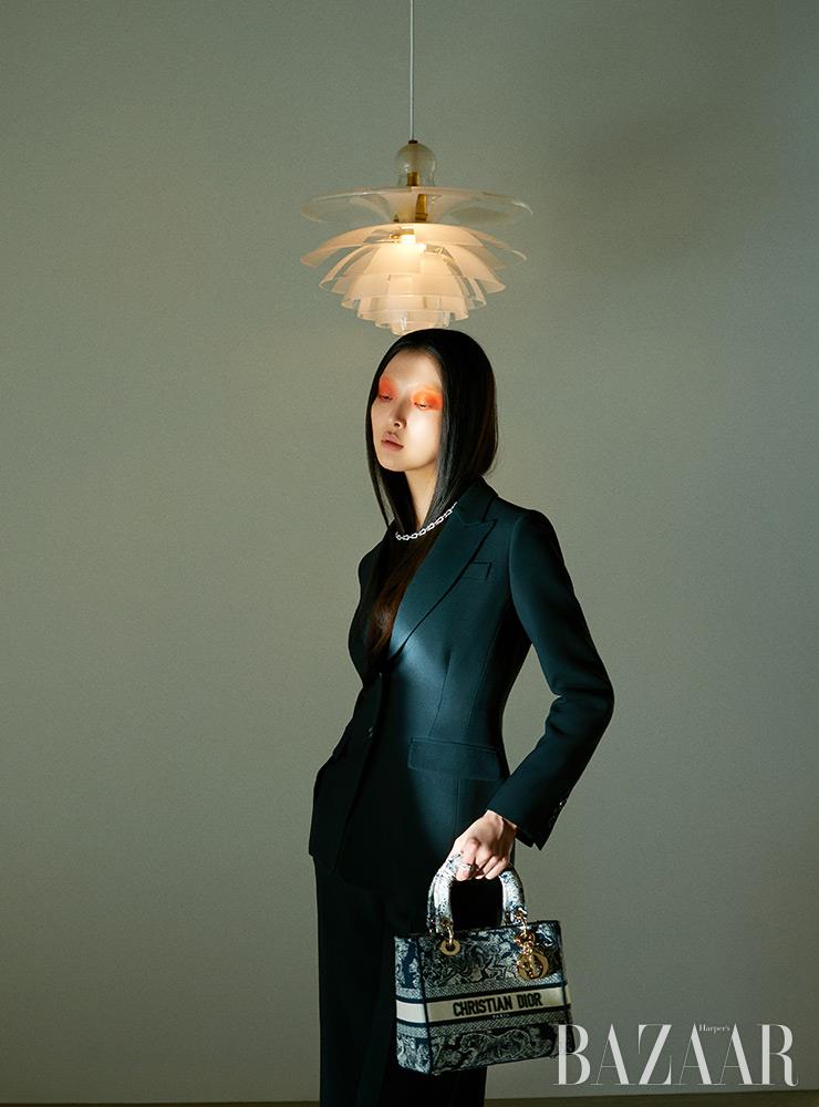 재킷, 스커트, ‘레이디 디올’ 백은 모두 Dior. ‘포스텐’ 목걸이는 7천1백46만원, ‘포스텐’ 반지는 1천60만원 Fred.