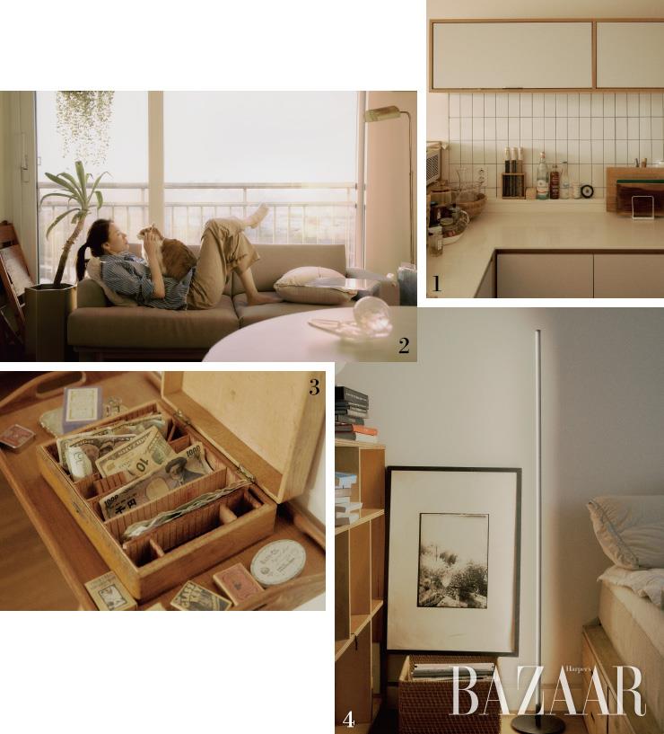 1 두 고양이가 가장 좋아하는 소파 위에서 흔냥이와 함께. 2 42Lab이 완성한 도브 그레이 컬러의 원목 수납장. 3 세계 곳곳의 지폐를 넣어두는 스탬프 보관함. 4 침대 옆에 놓인 액자. 터키 여행을 함께한 포토그래퍼 정지은이 선물했다.