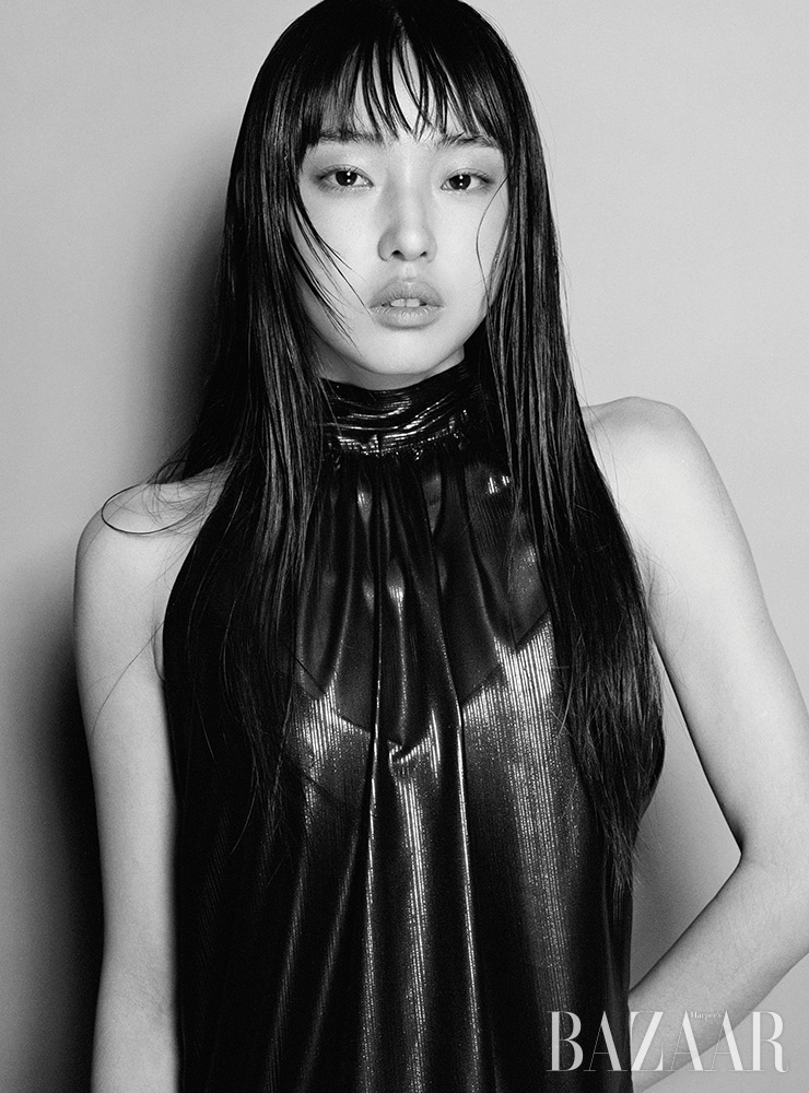  드레스는 Songe Creux. 
