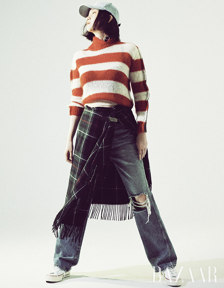 니트 톱은 1백19만원 Marni. 타탄체크 킬트 스커트는 60만원대 Polo Ralph Lauren. 데님 팬츠는 12만원대 The Open Product. 볼 캡은 23만원대 Isabel Marant Etoile. 초커는 Saint Laurent by Anthony Vaccarello. 스니커즈는 8만원대 Converse.