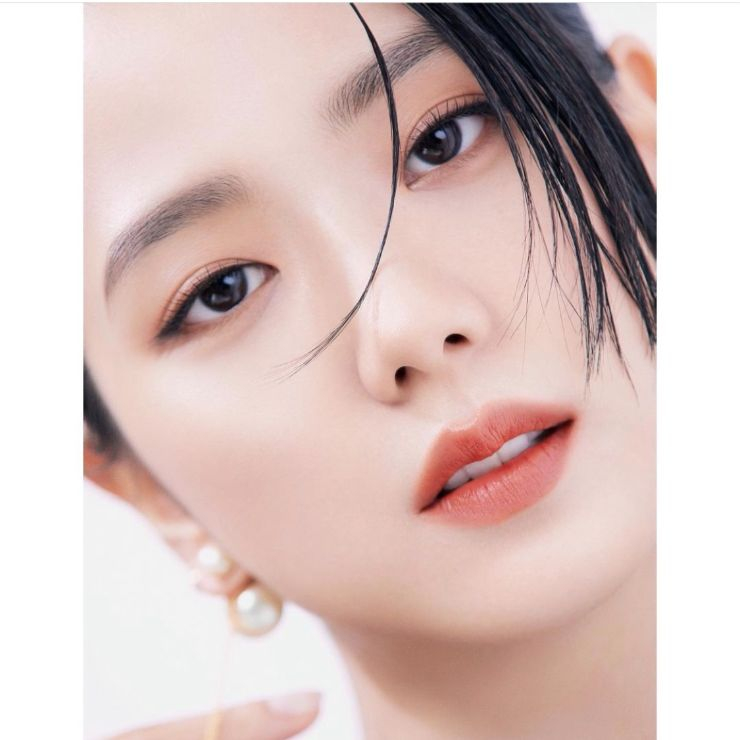 지수의 여성스러운 진주 활용법.