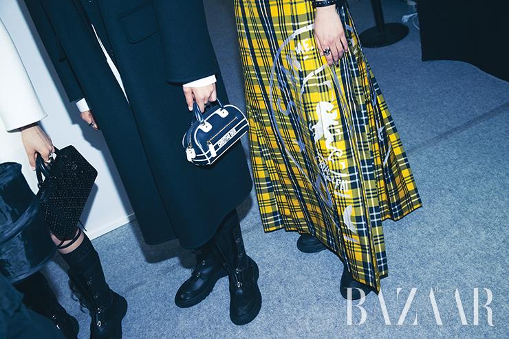 콤팩트한 사이즈의 볼링 백과 ‘체크앤디올’이라 불리는 체크 패턴이 눈길을 사로잡는다.