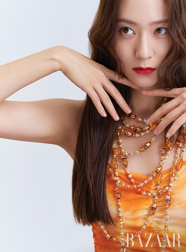 3개를 레이어링한 보헤미안 무드의 ‘솜니아’ 목걸이는 각각 1백49만원 Swarovski. 슬립 톱은 AndTheOther.