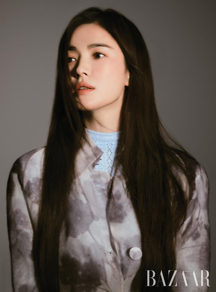 오간자 소재의 코트는 5백만원대, 니트 원피스는 가격 미정 Fendi.
