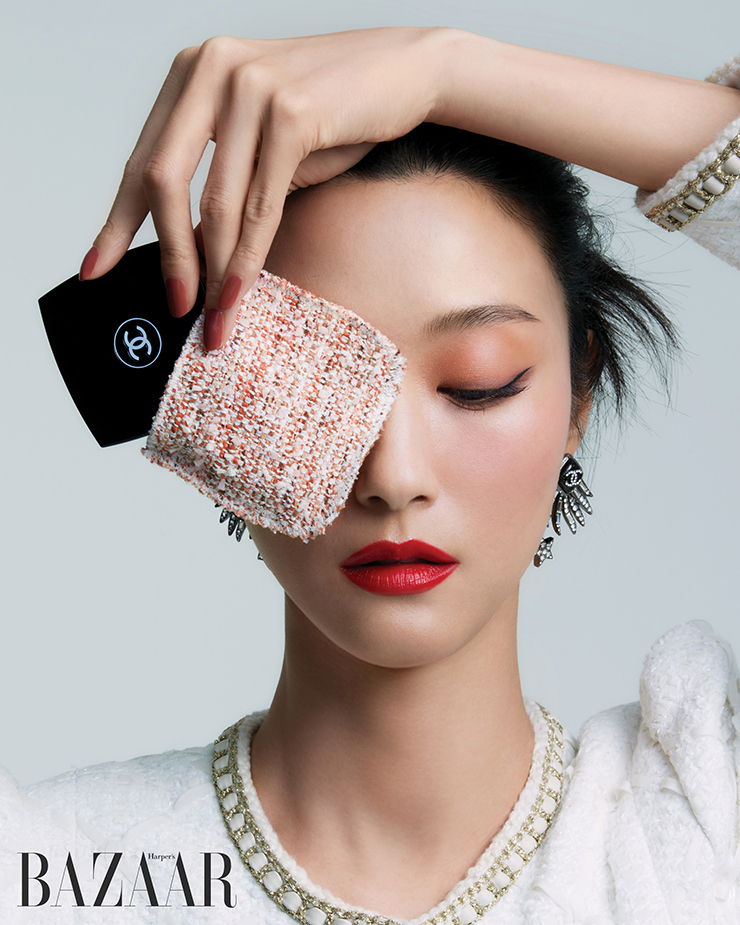 트위드 보디수트, 메탈·레진·스트라스 소재의 귀고리는 모두 Chanel.