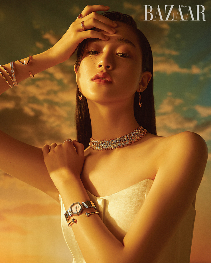 오른손 검지에 낀 ‘로즈 드 방’ 반지는 Dior Joaillerie. 약지에 낀 브릴리언트 컷 다이아몬드 세팅의 ‘비 마이 러브’ 반지는 3백만원대 Chaumet. 오른팔에 착용한 옐로 골드에 아코야 진주가 장식된 ‘오로라’ 뱅글은 Tasaki. ‘빼를리 다이아몬드’ 팔찌는 2천9백만원대 Van Cleef & Arpels. 뉴욕 건축물에서 영감을 받은 ‘티파니 노트 더블 로우 힌지드’ 뱅글은 Tiffany & Co.. 햇살을 모티프로 한 ‘피아제 선라이트’ 귀고리는 Piaget. 나뭇잎 모티프에 다이아몬드를 세팅한 ‘유니카’ 목걸이는 Buccellati. 왼손 검지에 낀 ‘빼를리 다이아몬드’ 반지는 1천만원대 Van Cleef & Arpels. 왼팔에 착용한 다이아몬드와 화이트 마더오브펄로 장식된 ‘젬 디올’ 워치는 Dior Timepiece. ‘포제션 오픈’ 뱅글은 Piaget. 새틴 코르셋 톱은 Zara.