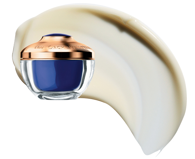 Guerlain 골드 오키드 넥 앤 데콜테 크림 승모근에서 뒷목 방향으로 한 번, 턱에서 목선을 따라 한 번, 데콜테의 중심에서 쇄골을 따라 바깥쪽으로 한 번 압을 가하면서 발라주자. 49만8천원대