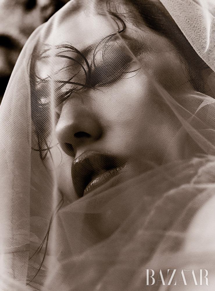 시폰 원피스는 Molly Goddard by Mue.