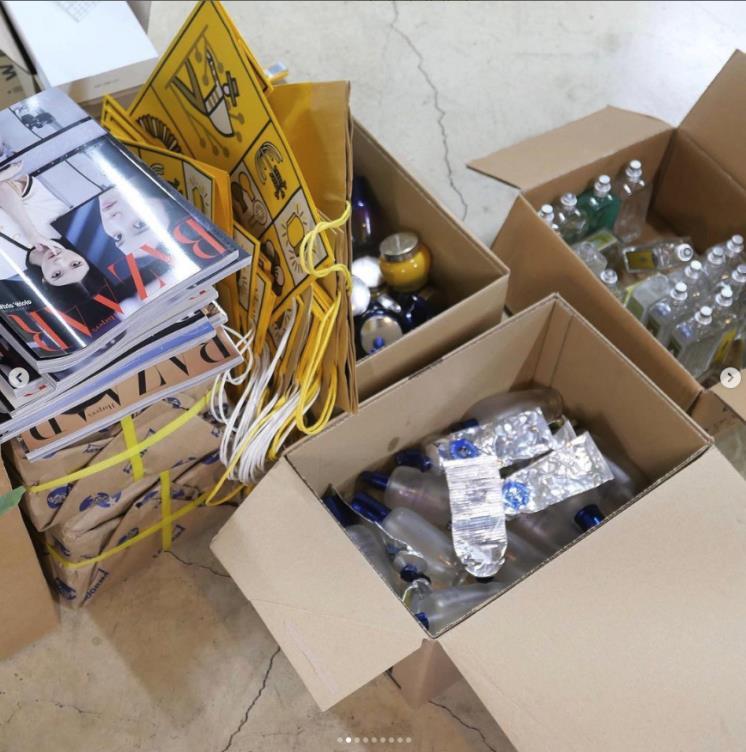 다양한 소재가 조합된 오브제를 위해 매거진, 유리 공병, 쇼핑백 등을 준비했다.