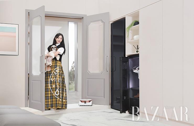 삼성 비스포크 제트 봇 AI, 비스포크 에어드레서와 슈드레서는 모두 삼성전자. 셔츠, 베스트, 스커트, 넥타이는 모두 Dior. 귀걸이는 Dior Joaillerie.