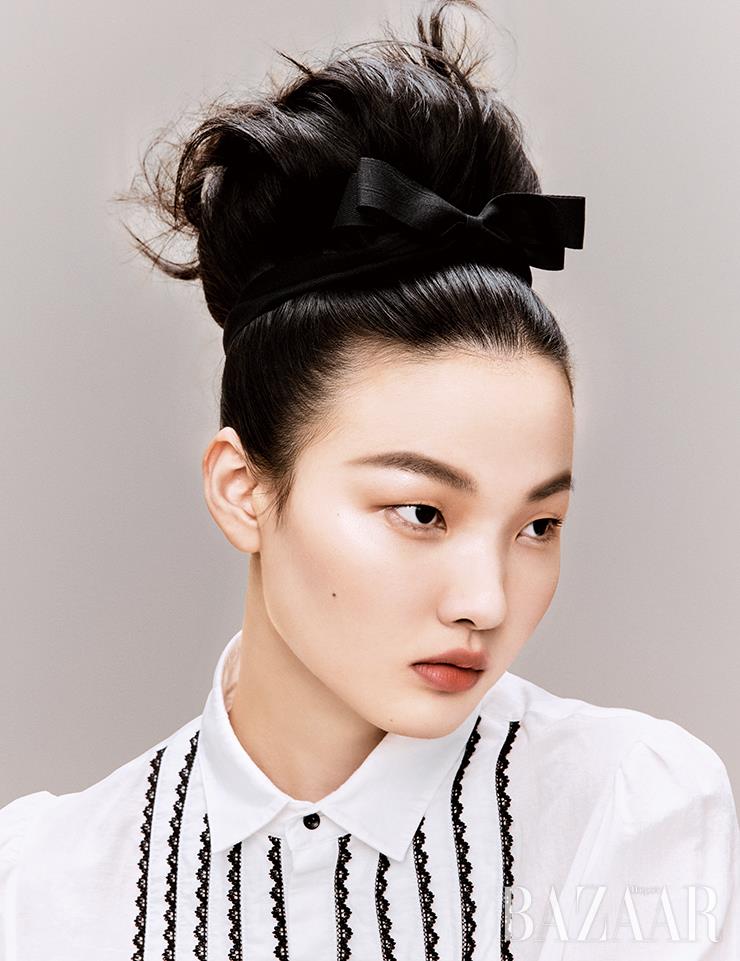 리본 핀은 Soo&Soo. 원피스는 Sandro. 귀고리는 Everybirthday. 장갑은 Lodef.